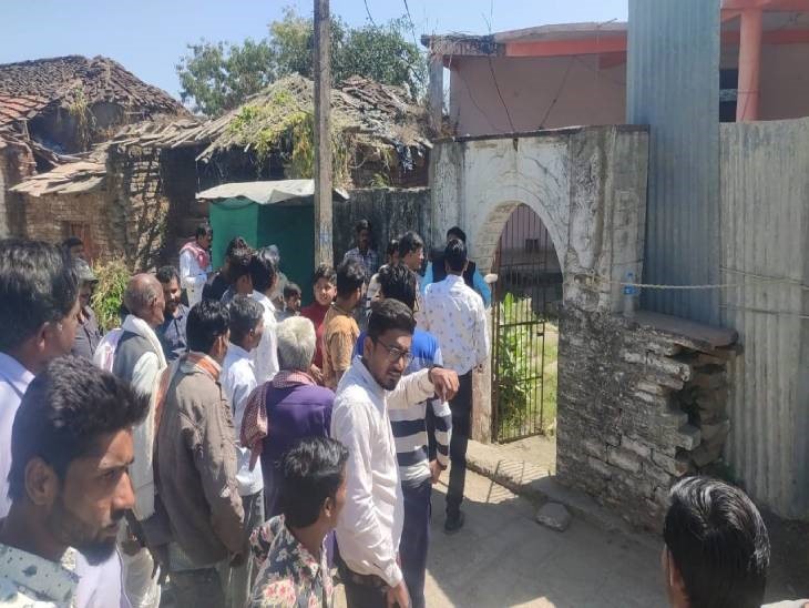 वरदात के बाद मंदिर के बाहर शुरू हुई ग्रामीणों की भीड़