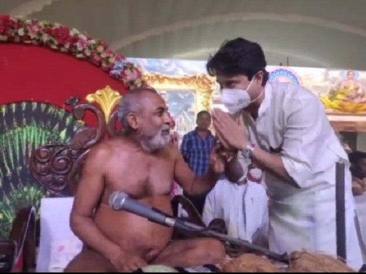 पंच कल्याण महोत्सव में पहुंचकर राज्यसभा सांसद ज्योतिरादित्य सिंधिया, मुनिश्री विष्णु सागर से आशीर्वाद लेते हैं
