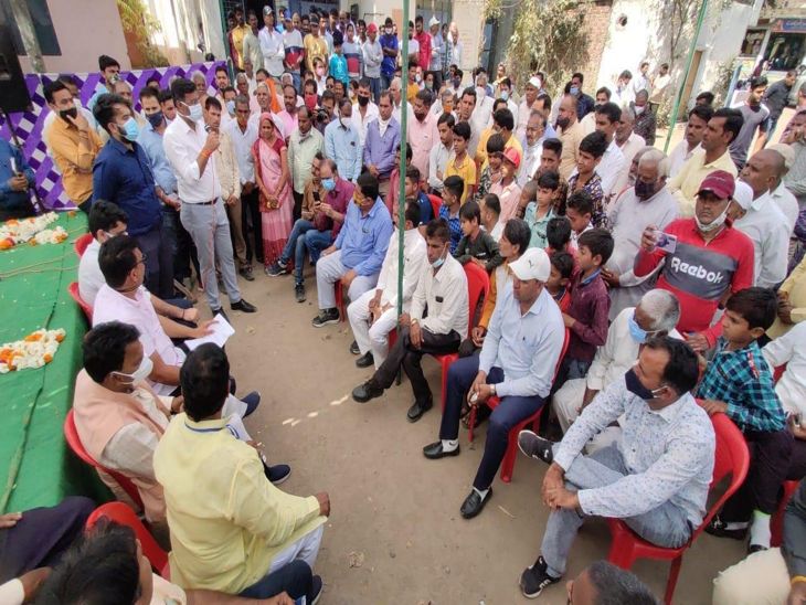 मंत्री सिलावट ने ग्रामीणों से बात कर उनकी समस्याओं को भी जाना।