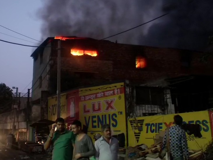 फैक्ट्री में कॉस्मेटिक, बच्चों के खिलौने, बैग बनाने के अलावा अन्य काम भी किए जाते हैं।