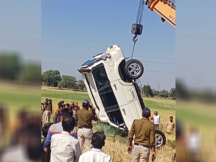 कुएं में से स्कार्पियो निकाले जाने के दौरान ग्रामीणों की भीड़ लग गई