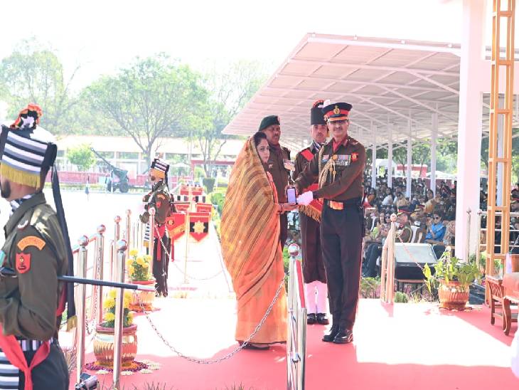 पति को मरणोपरांत मिले सेना मेडल को प्राप्त करते हुए वीर पत्नी वैष्णवी यादव।