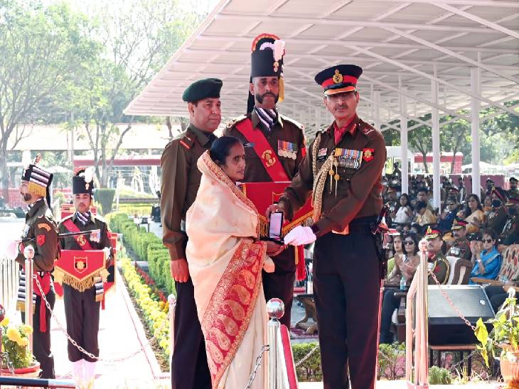 शहीद पति को मिली सेना मेडल प्राप्त करती हुई पत्नी रीता देवी।