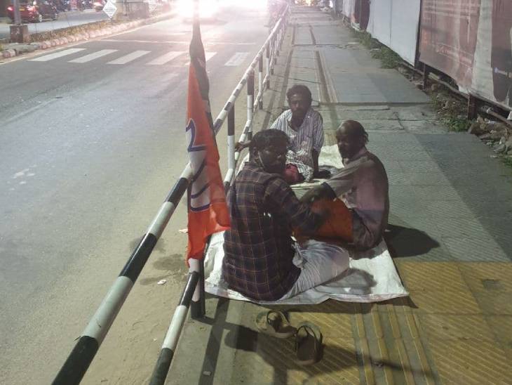 भाजपा केरल में अपनी पैठ बनाने में जुटी है। जगह-जगह पार्टी के पोस्टर्स और झंडे लगे हैं।