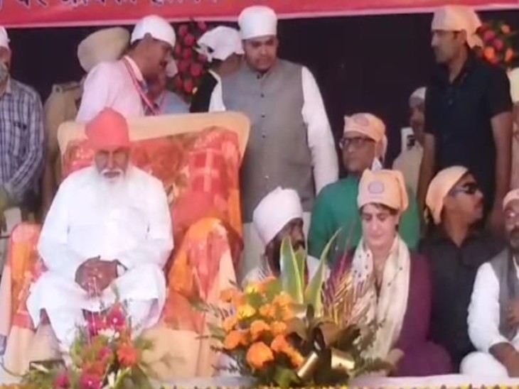 प्रियंका गांधी ने सीर गोवर्धन स्थित संत रविदास के मंदिर में पहुंचकर कार्यक्रम में हिस्सा लिया।