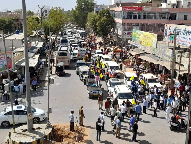 ट्रैक्टर के साथ रैली में गाड़ियों का लंबा काफिला मौजूद रहा।