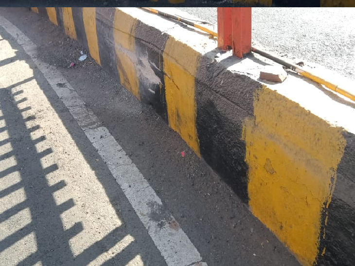 चैंबर से टकराने के बाद सड़क पर बने डिवाडर से टकराया, रगड़ के निशान दिखाई दे रहे हैं