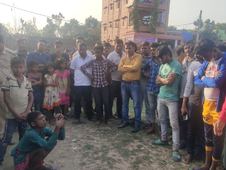 बम विस्फोट के बाद लोगों की भीड़ जुट गई।