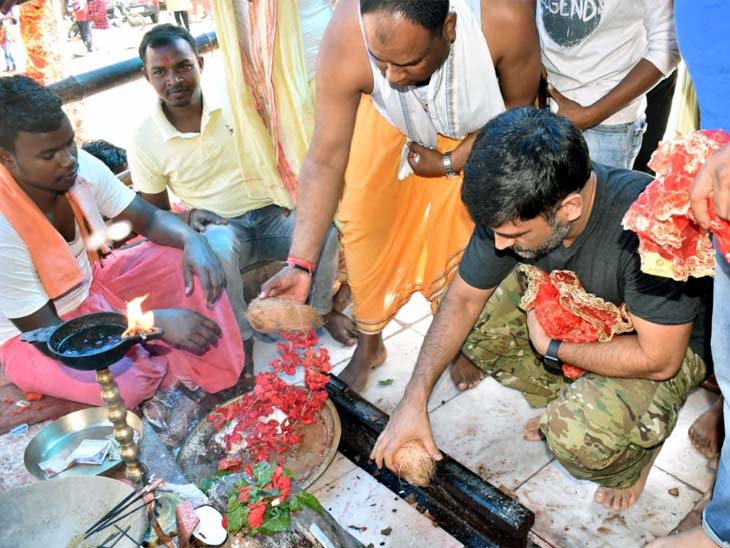 धोनी अपने दोस्त के साथ माता का आशीर्वाद लेने आए थे।