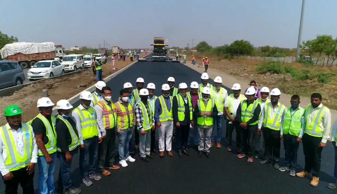 इस सड़क को बनाने में 500 लोग शामिल रहे। गडकरी ने सभी तारीफ की है।