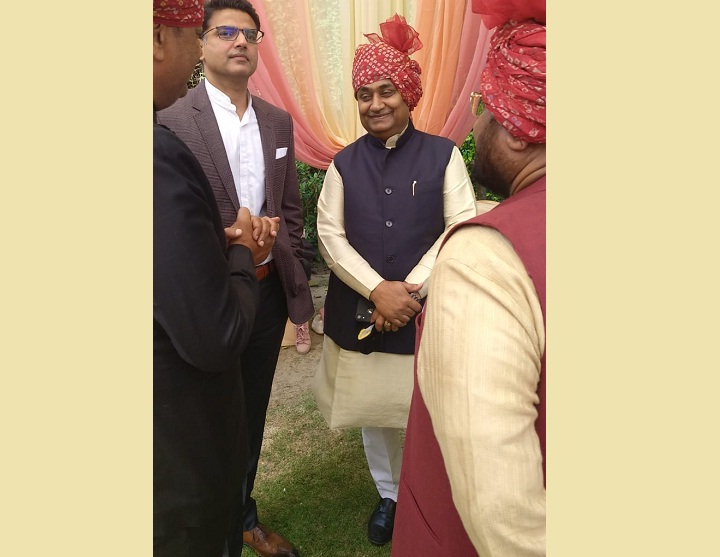 विवाह समारोह में कोट-पैंट में दिखे सचिन पायलट।