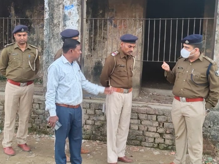 घटनास्थल पर मुआयना करती पुलिस।