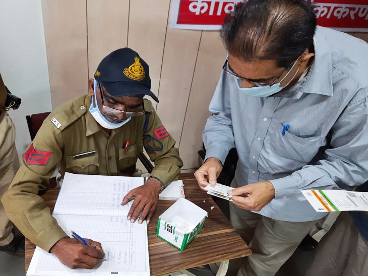 टीका लगवाने आए बुजुर्गों को सबसे पहले अपना नाम पता दर्ज करवाना पड़ा।