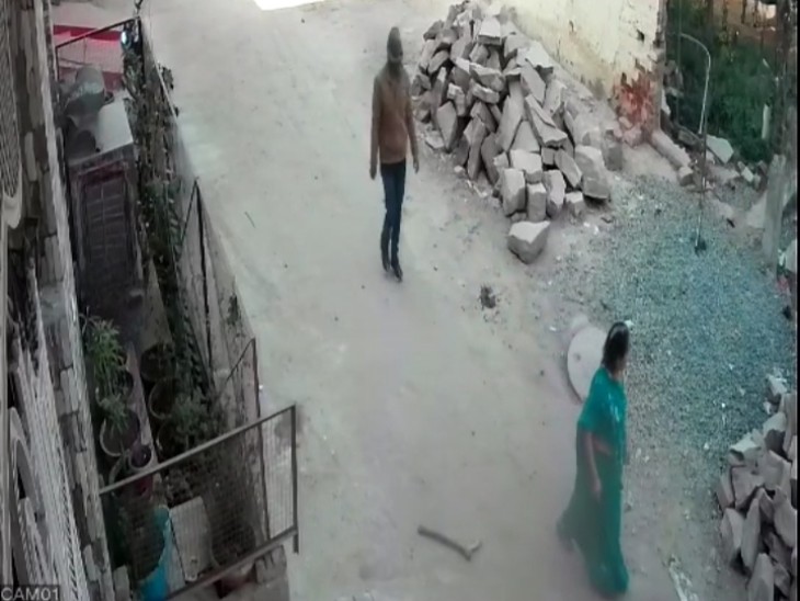 वारदात से पहले इस तरह बदमाश पैदल-पैदल महिला का पीछा करता रहा, घटना स्थल के पास सीसीटीवी में रिकॉर्ड हुआ मड्डा