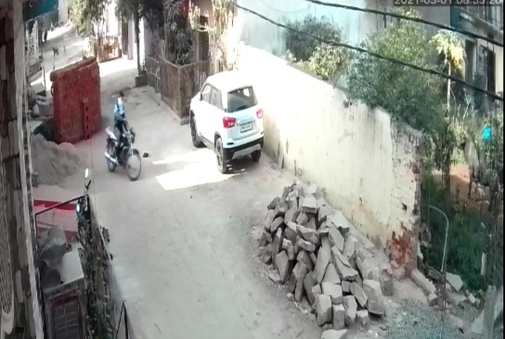 पैदल दिखने वाले लुटेरे का दूसरा साथी जो बाइक स्टॉप कर लगातार समीक्षा पॉजिशन में रहा, उसी के साथ बैठकर बदमाश भाग गया