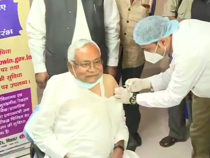 मोदी ने दोपहर में दोपहर 1 बजे कोरोना वैक्सीन का पहला डोज लिया। इसके साथ ही राज्य में दूसरे फेज के वैक्सीनेशन की शुरुआत हो गई है।