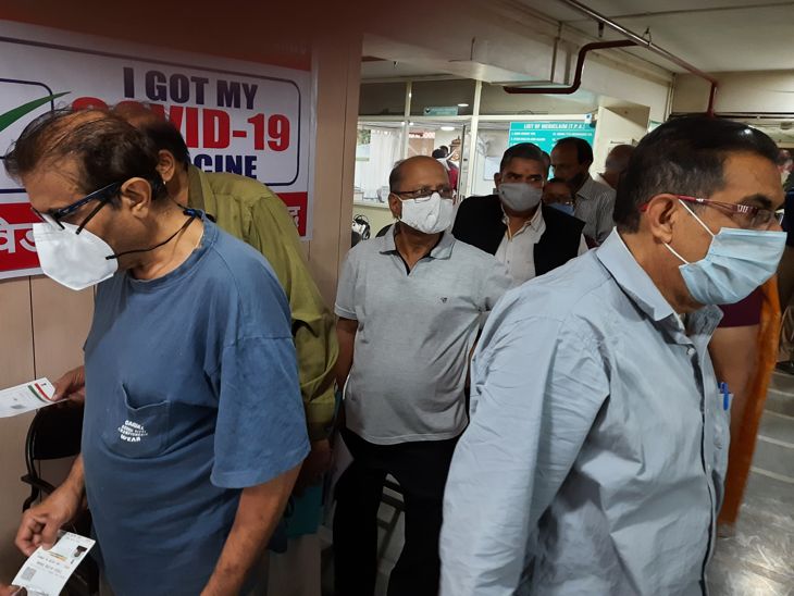 ऑनलाइन रजिस्ट्रेशन और ऑफलाइन रजिस्ट्रेशन को लेकर कुछ देर तक असमंजस बना रहा।