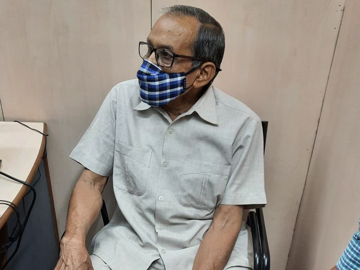 बुजुर्ग बाबूलाल जी को पहला टीका लगना था, लेकिन नंबर का मिलान नहीं होने से आई परेशानी।
