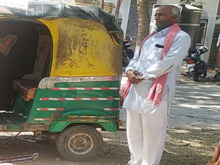 औटो चालक अशोक युवक को कंट्रोल रूम के पास पहुंचा था।