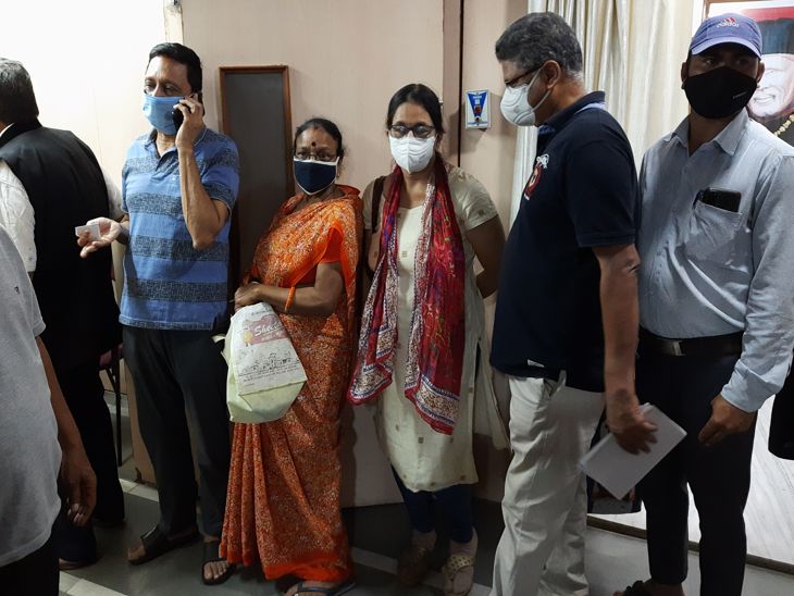 रजिस्ट्रेशन के लिए लाइन में लगे लोग, कुछ को सही जानकारी नहीं मिलने से वापस घर लौटे।