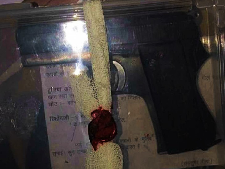 पुलिस ने जब्त की अवैध पिस्टल और दो जिंदा कारतूस।