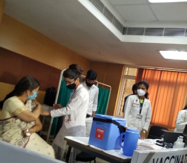 SMS अस्पताल में वैक्सीन लगवाती वीरबाला जोशी।