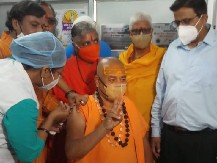 जबलपुर में संत श्यामा देवाचार्य ने टीका लगवाकर लोगों को जागरूक किया। उनके अलावा कुछ अन्य संतों ने भी वैक्सीन लगवाई।