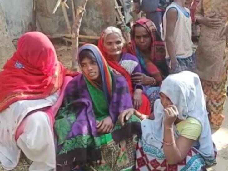 रोते बिलखते मृतकों के परिजन।