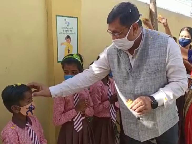 बीएसए ने बच्चों का किया तिलक।