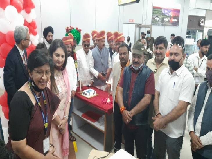 फ्लाइट प्रारंभ होने के वर्चुअल कार्यक्रम के दौरान उपस्थित एयर इंडिया की सीईओ हरप्रीत एसडी सिंह और एयरपोर्ट डायरेक्टर कुसुम दास सहित अन्य।