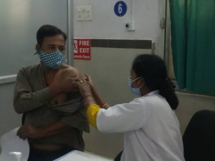 जबलपुर के जिला अस्पताल विक्टोरिया में प्रथम टीका लगवाते गोविंद कृष्ण पांडे