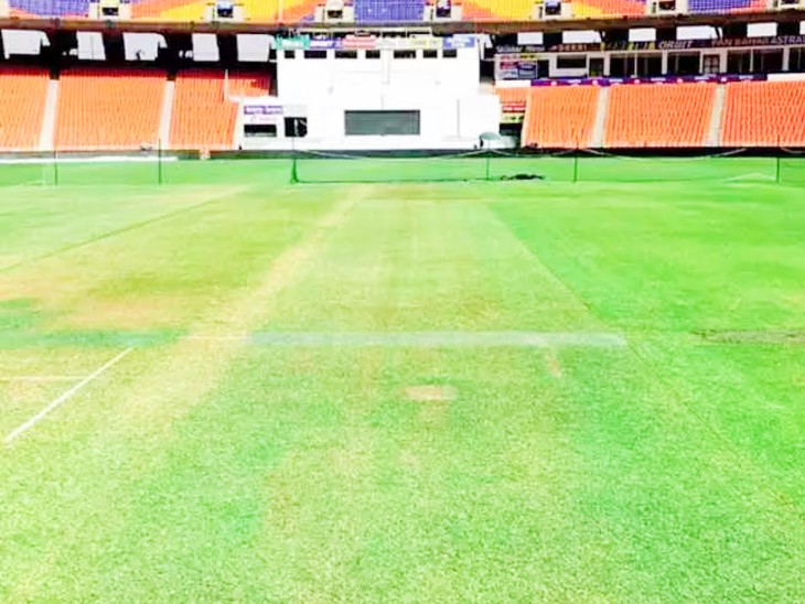 पिच पर अभी घास दिख रही है। यह मैच के दिन काफी कम कर दी जाएगी।