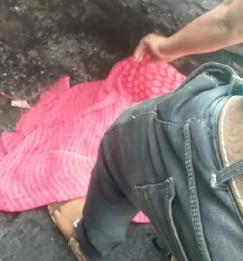 हादसे के बाद युवक शव को कपड़े से ढका गया।
