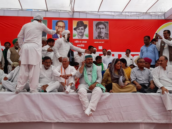 राकेश टिकैत समेत सभी नेता मंच पर साथ बैठे.
