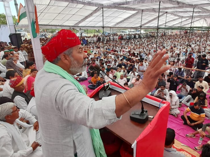 सभा को संबोधित करते टिकैत।