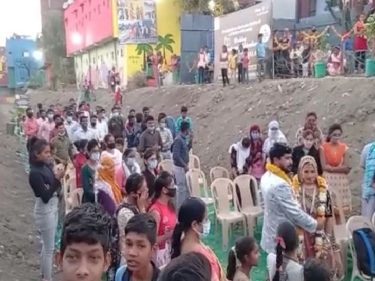 नाले के बीचोबीच मनाई सालगिरह।