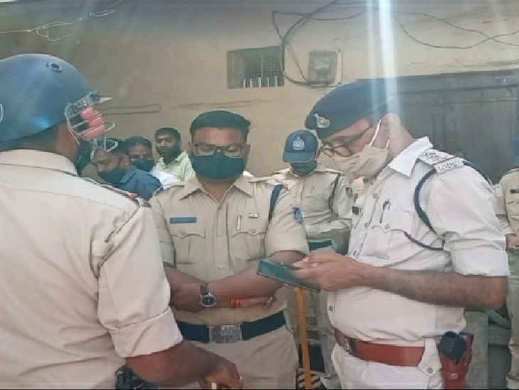 कार्रवाई के दौरान महाकाल थाना प्रभारी के साथ भारी संख्या में पुलिस बल मौजूद रहा