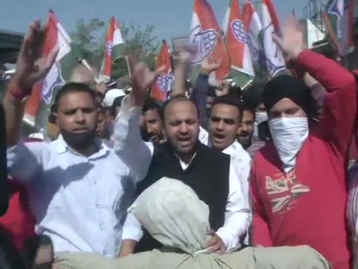 फोटो जम्मू में आजाद के खिलाफ प्रदर्शन करते कांग्रेस वर्कर्स की है। उन्होंने कहा कि आजाद डीडीसी चुनाव के प्रचार के लिए नहीं आए और अब प्रधानमंत्री की तारीफ कर रहे हैं।