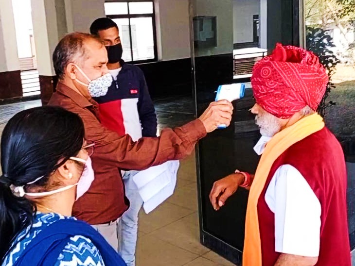 एग्जामिनेशन सेंटर पर बॉडी टेम्परेचर चेक करने के बाद ही फूल सिंह मीणा को एंट्री दी गई।