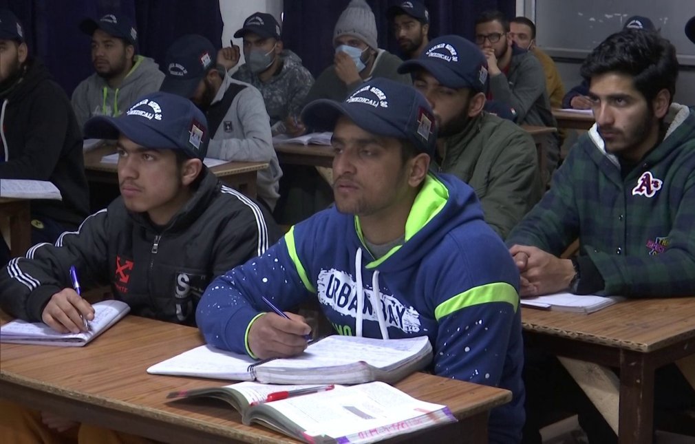 कोचिंग ले रहे स्टूडेंट्स को रहने-खाने का कोई खर्च नहीं देना पड़ता है।
