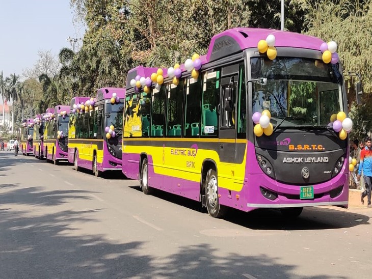 शुभारंभ से पहले कतार में खड़ी इलेक्ट्रिक बसें।