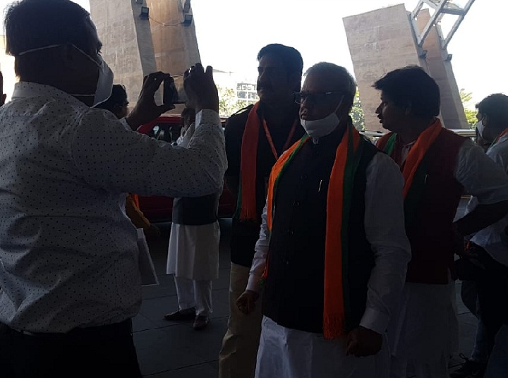 नड्डा के स्वागत के लिए जयपुर एयरपाेर्ट पर पहुंचे भाजपा नेता व कार्यकर्ता।
