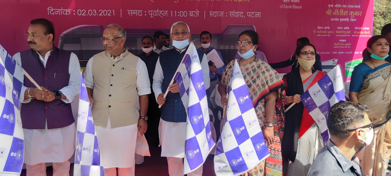संवाद भवन परिसर से 12 इलेक्ट्रिक बसों को रवाना करते CM नीतीश कुमार व अन्य।