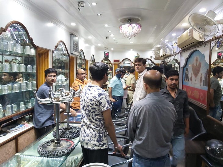 लूट के बाद शॉप के अंदर का नजारा।