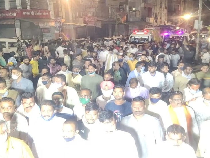 खंडवा में दिवंगत सांसद के अंतिम दर्शन देखने को उमड़ी भीड़।