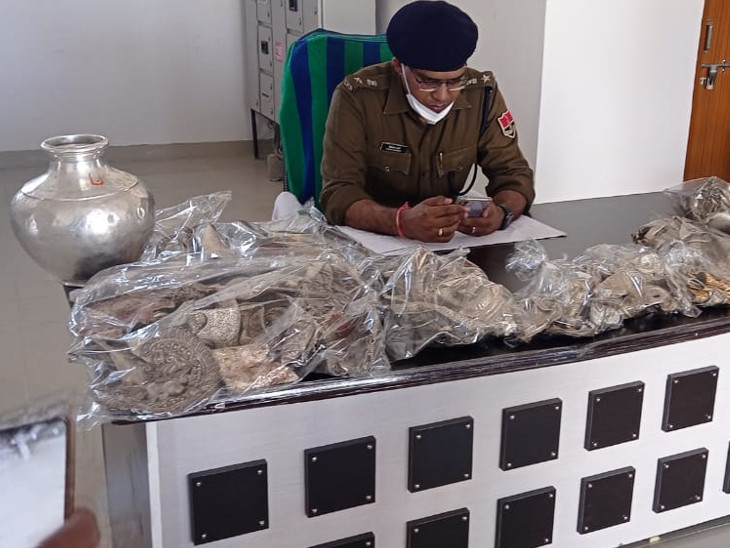 जंगल से बरामद किया गया था मंदिर का सामान।