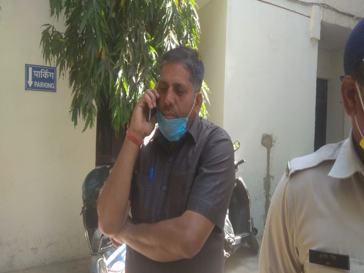 फरियादी जगदीश सिंह राणा, तीन साल से बाबू उन्हें जमीन का नाम बदलने नहीं कर रही परेशान कर रही थी