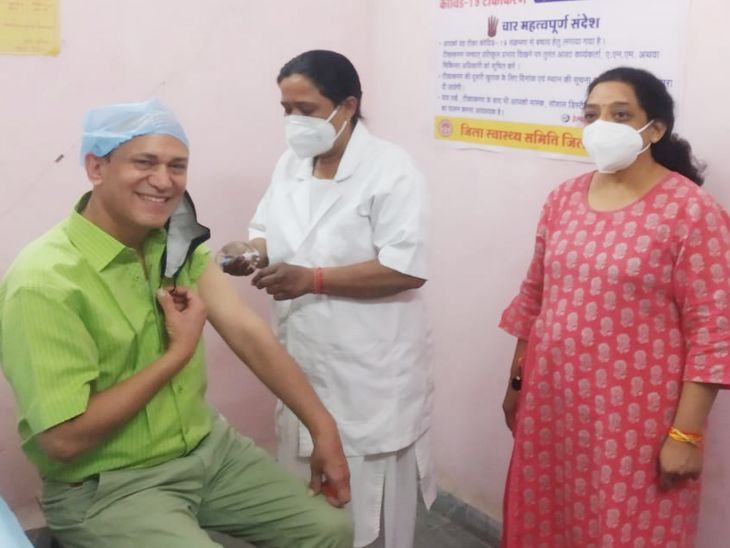 डॉ। मनोज भटनागर ने पूछालाल चुरिया अस्पताल में टीका लगाया गया।