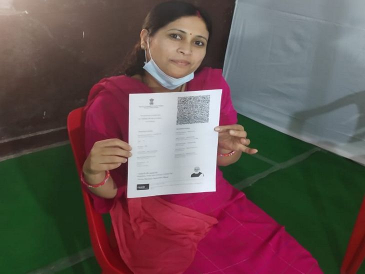 भारती शुक्लाके लगवाने के बाद रसीद दिखाती हुईं।