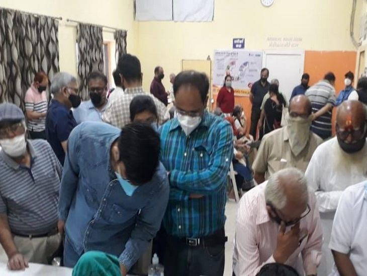 सुबह से ही बुजुर्ग टीका लगवाने अस्पताल पहुंच गए थे।